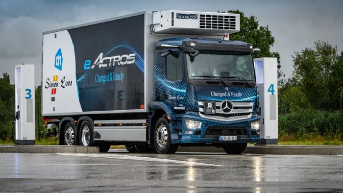 Στο παιχνίδι της μεταφοράς τροφίμων μπαίνουν σιγά σιγά και τα ηλεκτρικά φορτηγά όπως το eActros που φέρουν επίσης ηλεκτρικούς ψυκτικούς θαλάμους.